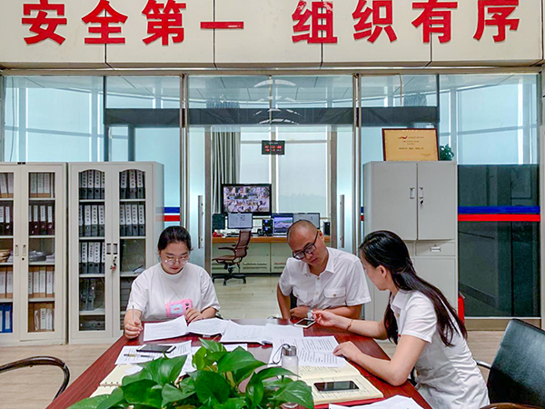 6月20日，運(yùn)行指揮中心協(xié)同各保障單位組織開展了2019年大面積航班延誤應(yīng)急處置演練。.png